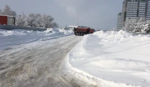 Выгрузка снега рядом с кварталом «Адмирал».