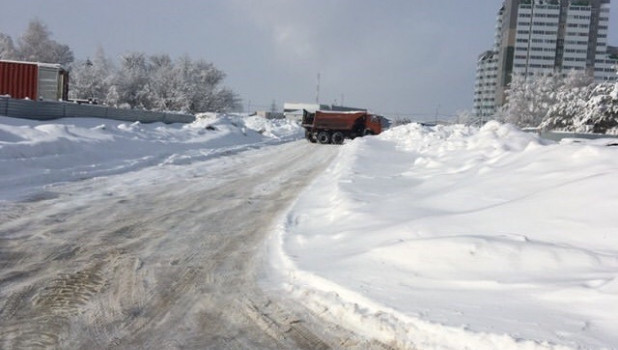 Выгрузка снега рядом с кварталом «Адмирал».