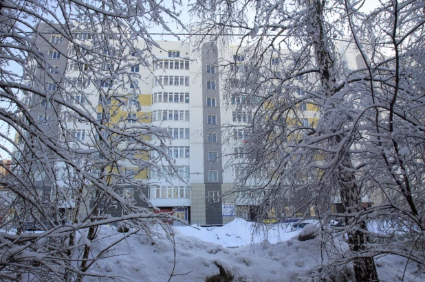 Сквер перед школой в Новоалтайске.