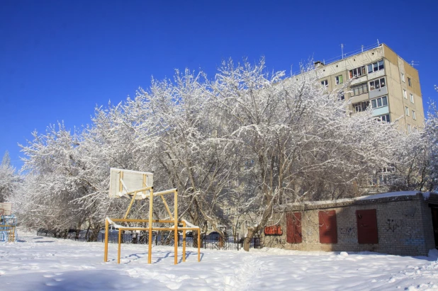 Сквер перед школой в Новоалтайске.