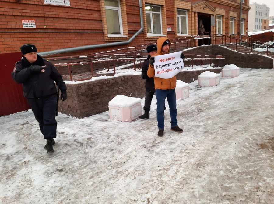 Одиночный пикет за возврат выборов мэра Барнаула. 