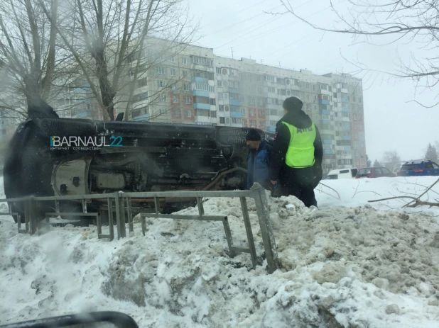 BMW в сугробе.