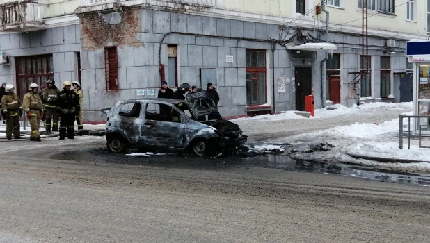 Автомобиль сгорел в Барнауле.