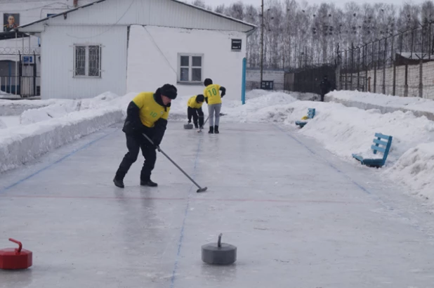 В Кузбассе осужденные сыграли в керлинг.