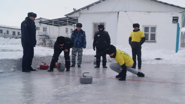 В Кузбассе осужденные сыграли в керлинг.