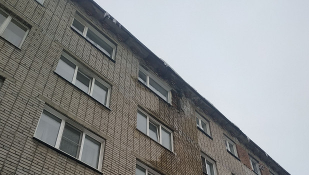Жители Бийска жалуются на аварийный дом"плюющийся" кирпичами.