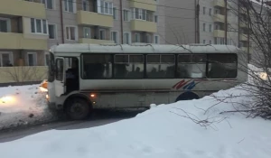Автобус надолго перегородил улицу в Бийске.