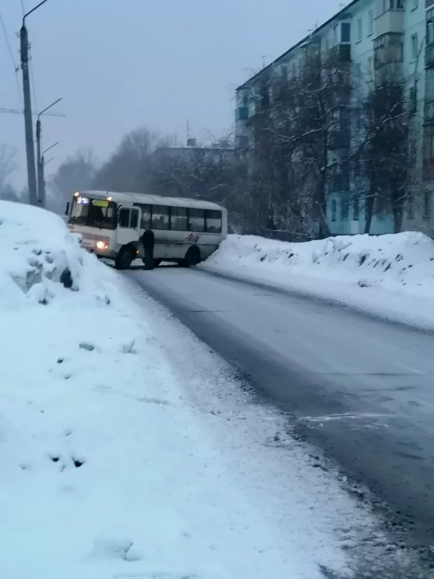 Автобус перегородил улицу в Бийске.