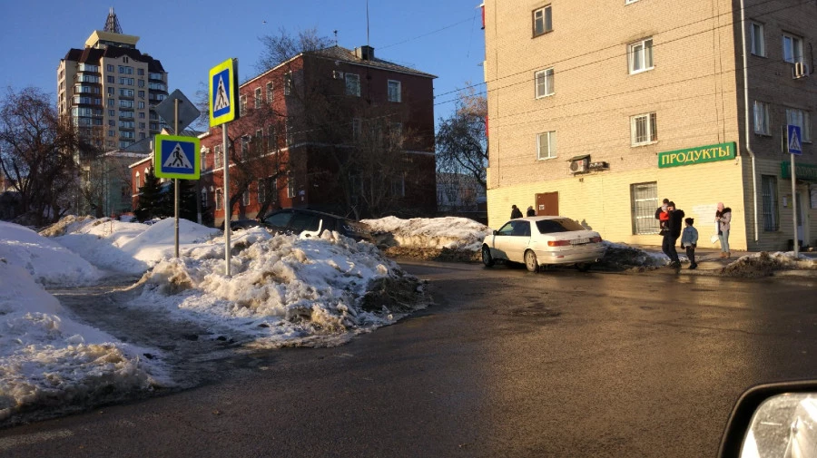 Около барнаульского стадиона Динамо произошло ДТП Около барнаульского стадиона Динамо произошло ДТП