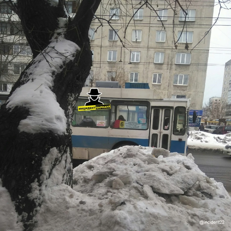 В Барнауле фура не вписалась в поворот и собрала пробку