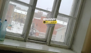 Оконная рама упала на ученика во время урока. Новосибирск.