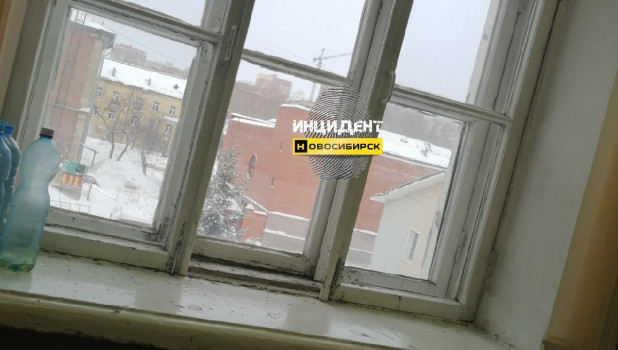 Оконная рама упала на ученика во время урока. Новосибирск.