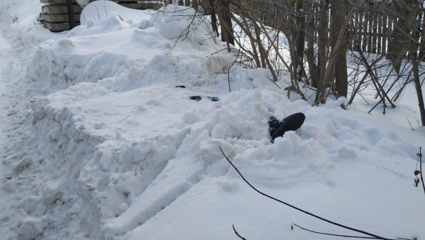 Тело женщины нашел в сугробе житель Новосибирска.