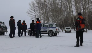 МЧС и любители зимней рыбалки.