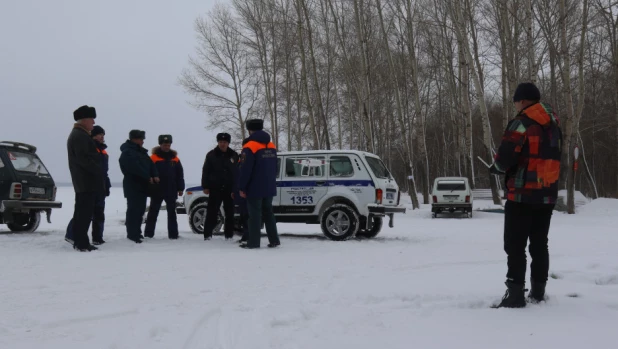 МЧС и любители зимней рыбалки.