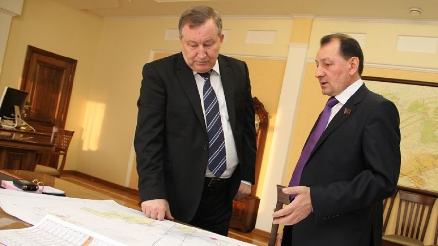 Александр Карлин и Юрий Титов (справа) в губернаторском кабинете.