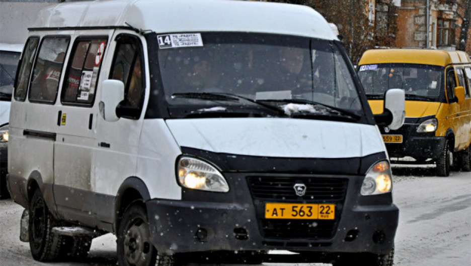 Жители Барнаула возмущены огромными лужами и водителями маршруток 