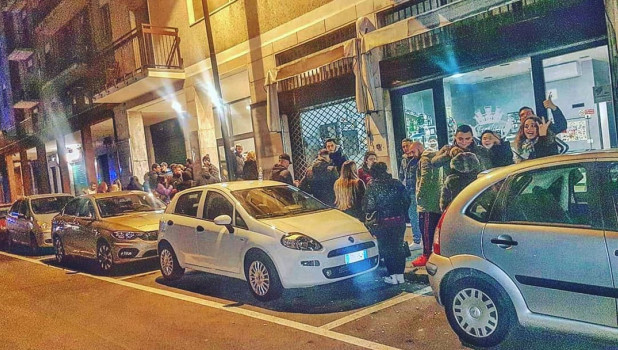 В Италии люди стоят в очереди, так как пускают не всех сразу.