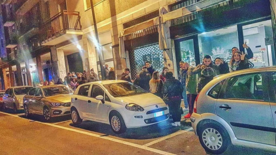 В Италии люди стоят в очереди, так как пускают не всех сразу.