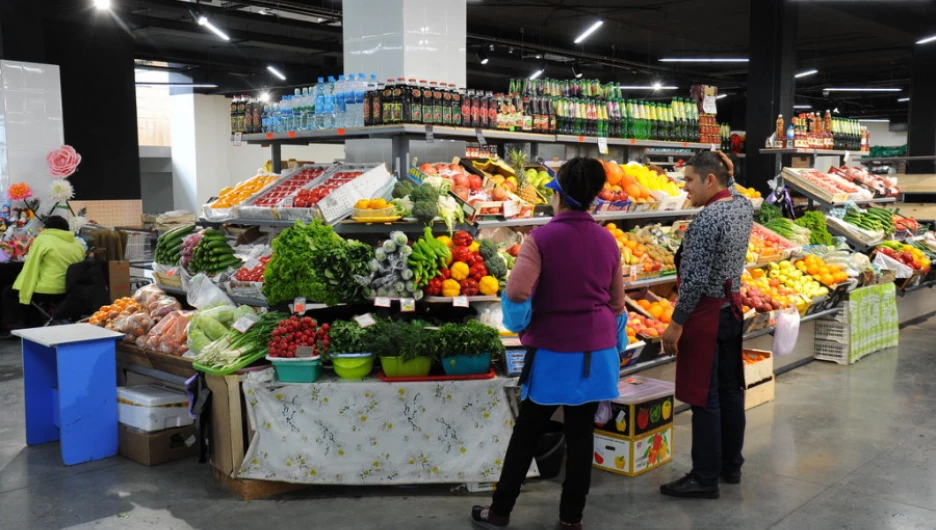 Торговля овощами и фруктами.