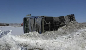Фура с уксусом после ДТП вылетела в кювет. Омская область.