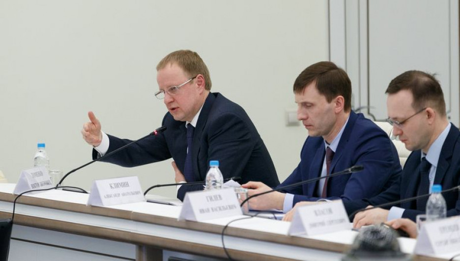 Виктор Томенко и алтайские министры на защите проекта модернизации в Минстрое России.