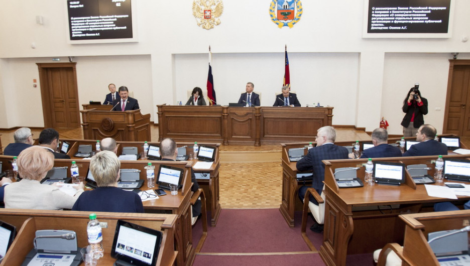 Как алтайские депутаты голосовали за поправки в Конституцию 