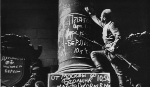 Советский солдат-минометчик Сергей Иванович Платов оставляет свой автограф на колонне Рейхстага.