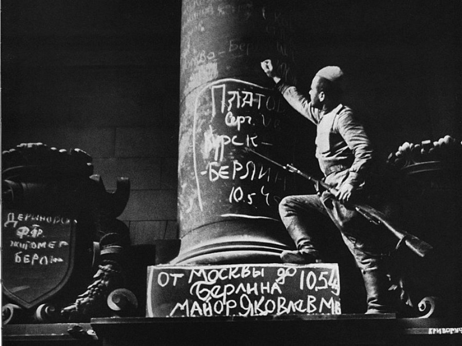 Советский солдат-минометчик Сергей Иванович Платов оставляет свой автограф на колонне Рейхстага.