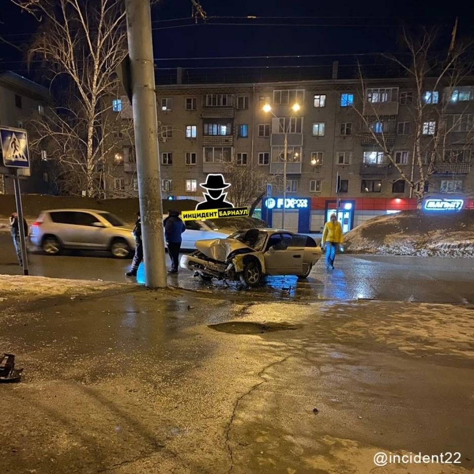 В Барнауле водитель чуть не сбил пешехода и влетел в столб