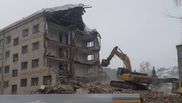  В Горно-Алтайске снесли аварийное здание общежития политехнического колледжа.