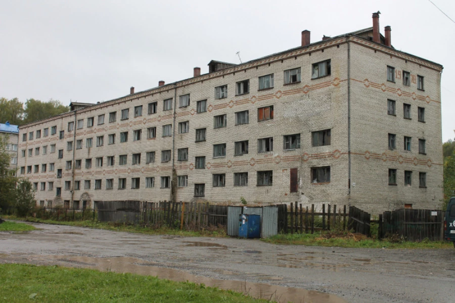  В Горно-Алтайске снесли аварийное здание общежития политехнического колледжа.