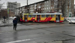 В Барнауле трамвай сошел с рельсов.