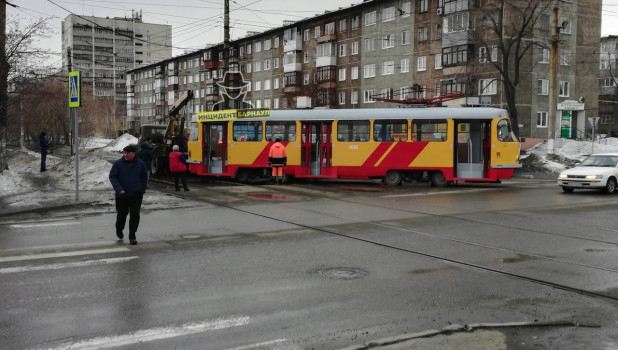 В Барнауле трамвай сошел с рельсов.