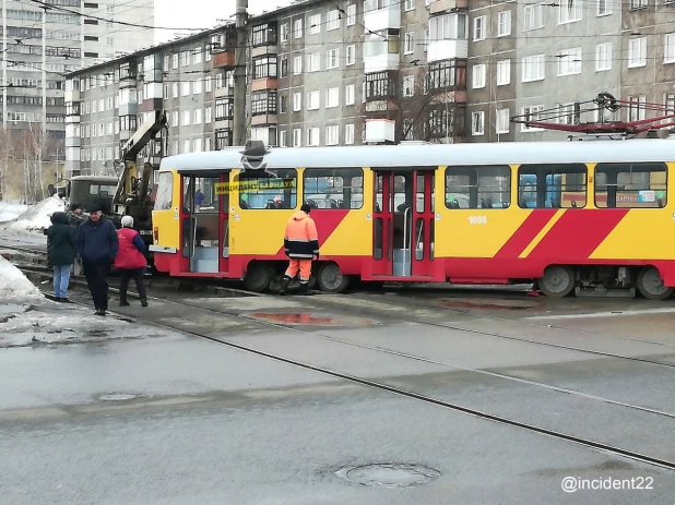 В Барнауле трамвай сошел с рельсов.