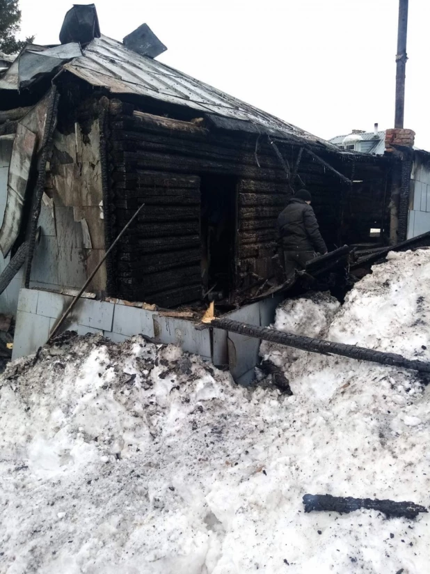 В Новоалтайске сгорел жилой дом. 