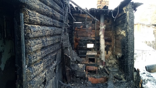 В Новоалтайске сгорел жилой дом. 