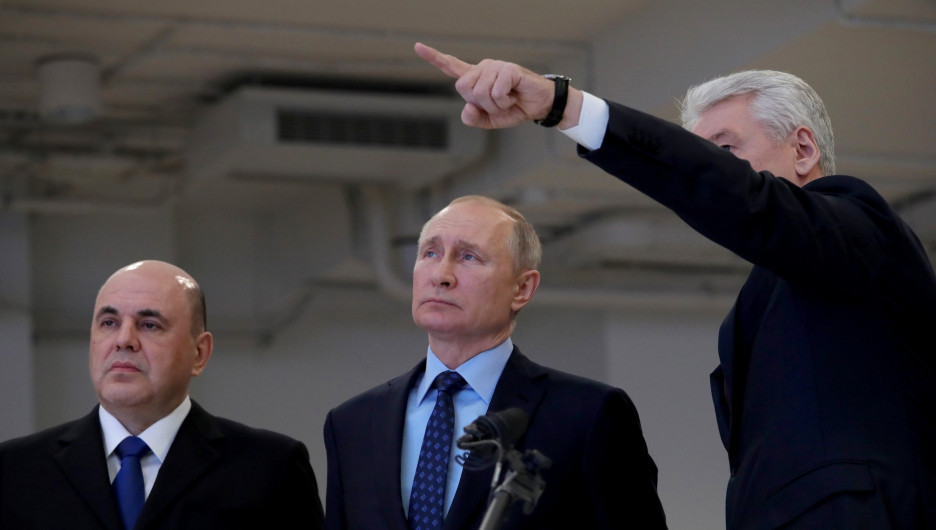 Владимир Путин в центре по мониторингу ситуации с коронавирусом.
