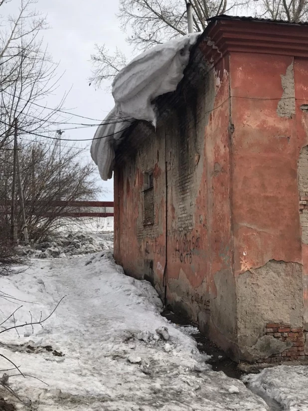 Аварийный дом на улице Строительная 2-я. Барнаул.