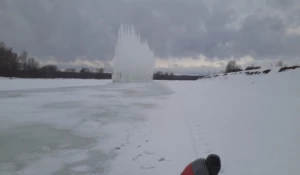 В Алтайском крае взрывают лед на реке.