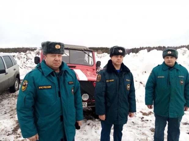 В Алтайском крае взрывают лед на реке.