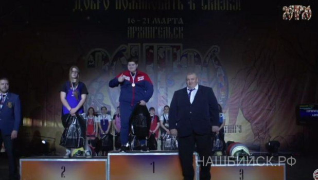 Девушка из Бийска стала призером первенства России по троеборью.