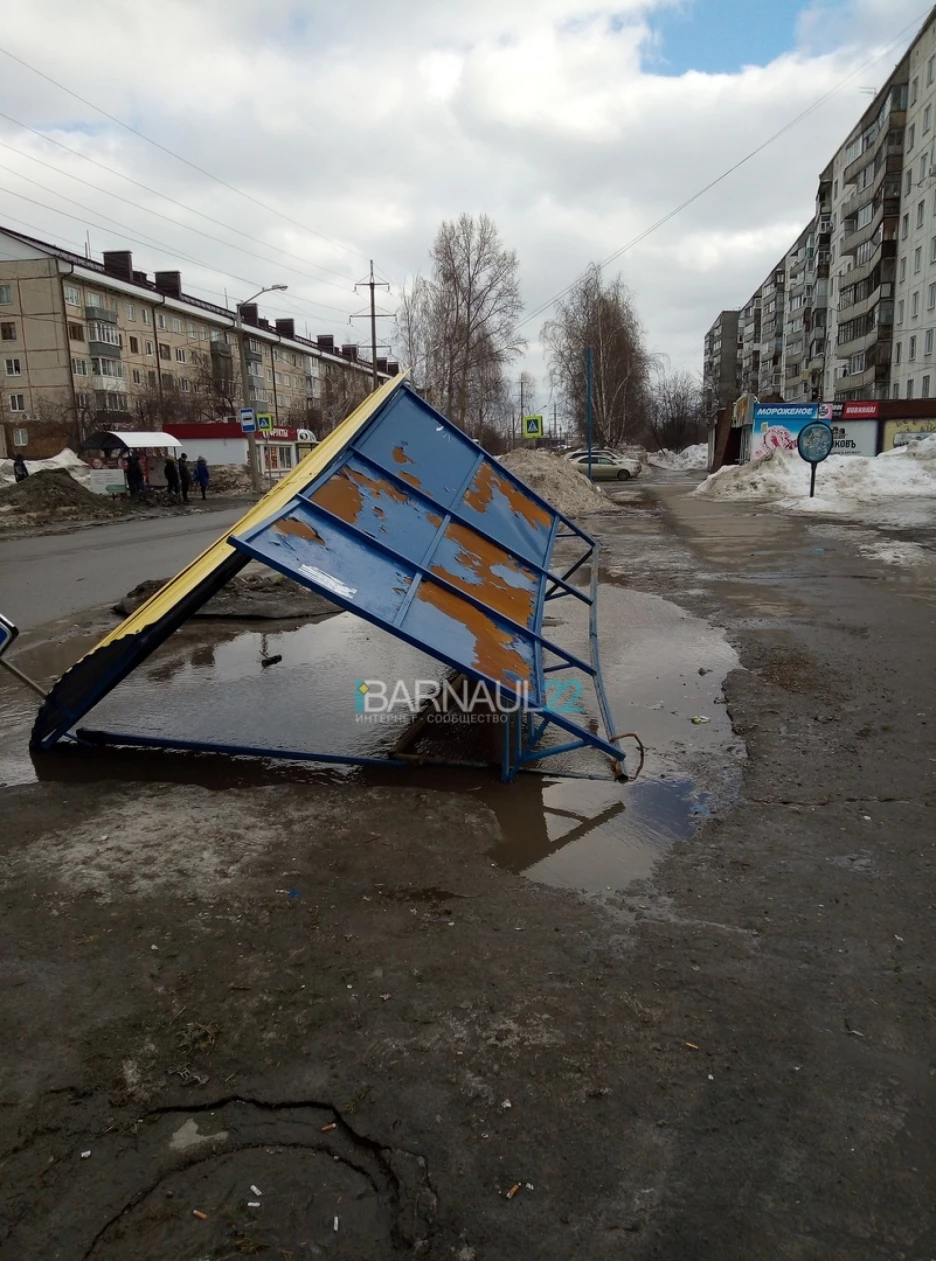 Сообщество барнаул 22. Барнаул 22. Остановка Перевернутая. Стихия в Барнауле 2017. Шарыпово перевернуло остановку.