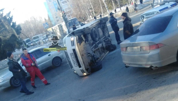 Автомобиль перевернулся на перекрестке.