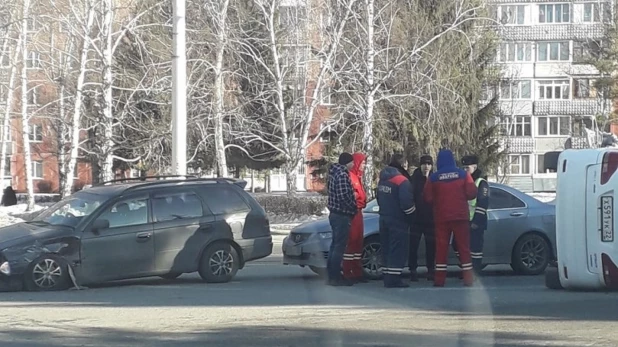 Автомобиль перевернулся на перекрестке.