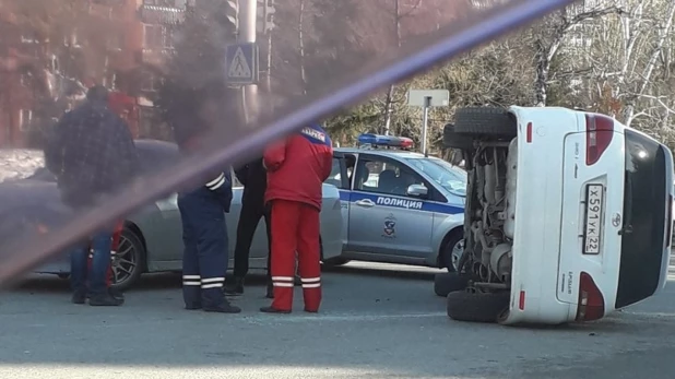 Автомобиль перевернулся на перекрестке.