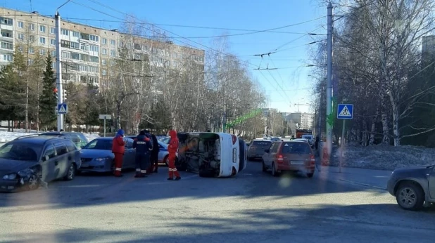 Автомобиль перевернулся на перекрестке.