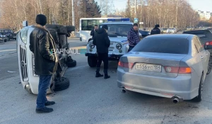 Автомобиль перевернулся на перекрестке.