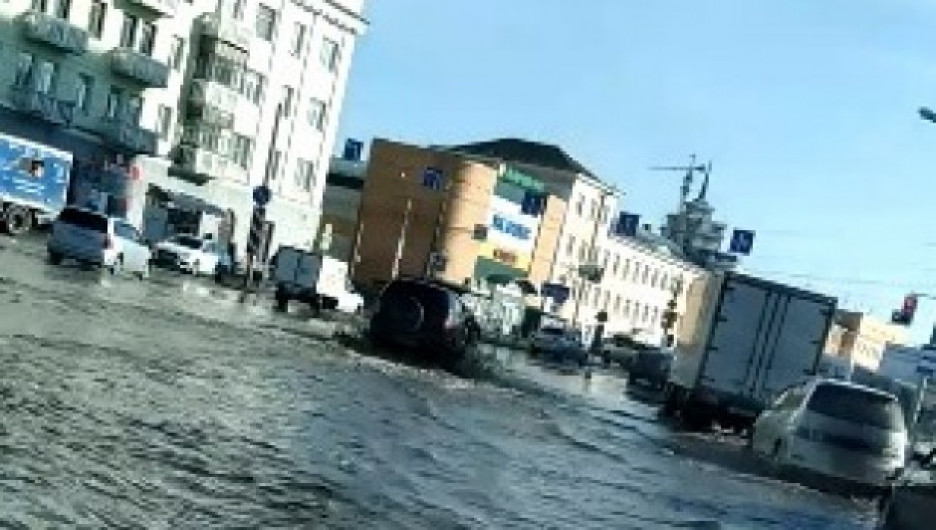 Жилплощадку затопило в Барнауле из-за коммунальной аварии 