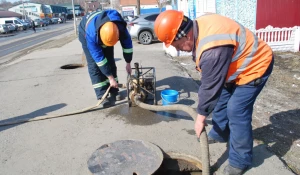 Оперативные бригады ведут откачку талой воды в подземных коммуникациях Бийска.